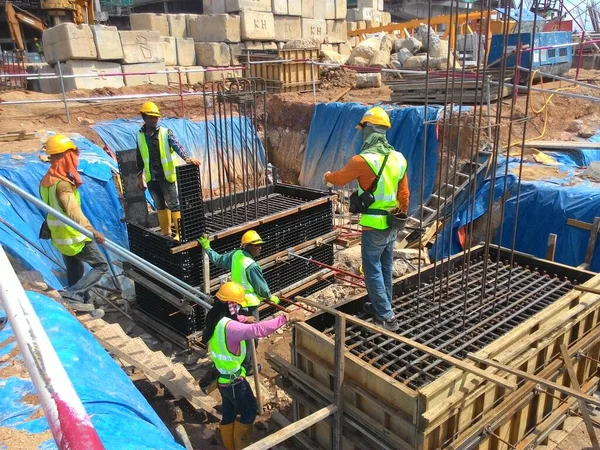 JOHOR, MALAYSIA -16 HAZİRAN 2015: Yığınla takviye çubuğu ve Johor, Malezya 'daki inşaat alanında kazılan kazılar. 