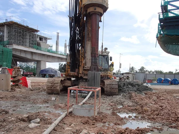 MALACCA, MALAYSIA MARCH 12, 2015: Malacca, Malezya 'daki inşaat alanında kazık sondaj makinesi. Makine temel çalışması için kümeleri çalıştırmak için kullanılır.