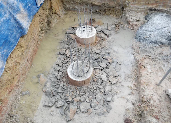 JOHOR, MALAYSIA - 28 Mart 2015: İnşaat alanında kazı ve kesim düzeyi delik yığını. Bir sonraki adım olarak yığın takviye çubuğu oluşturmaya hazır. 