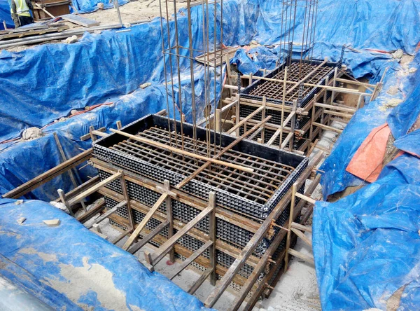 2015年6月16日マレーシア ジョホールバル市の補強棒付杭打設工事と ジョホールバル市の工事現場での杭打設工事 — ストック写真