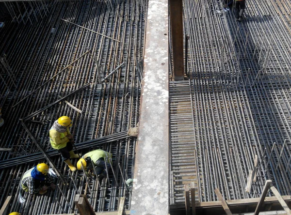 SELANGOR, MALAYSIA - SEPTEMBER 03, 2015: Selangor, Malezya 'daki inşaat sahasında takviye çubuğu ile üst üste yığılma. 