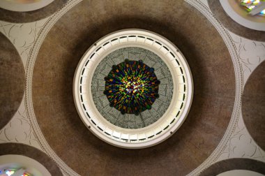 SELANGOR, MALAYSIA -21 AĞUSTOS 2014: Klang, Selangor, Malezya 'daki Sultan Süleyman Camii' nin kubbesi içinde dekorasyon ve detay tasarımı. Ayrıntılar bir mimar tarafından iyi tasarlanmış.. 