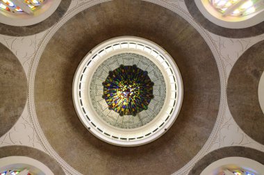 SELANGOR, MALAYSIA -21 AĞUSTOS 2014: Klang, Selangor, Malezya 'daki Sultan Süleyman Camii' nin kubbesi içinde dekorasyon ve detay tasarımı. Ayrıntılar bir mimar tarafından iyi tasarlanmış.. 