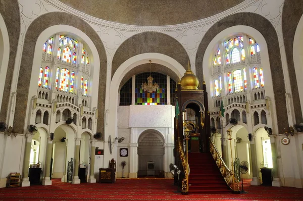 SELANGOR, MALAYSIA -21 AĞUSTOS 2014: Klang, Selangor, Malezya 'daki Sultan Süleyman Camii' nin İçi. İç tasarım çok güzeldi. Koloni ve yerel mimarinin birleşimi..  