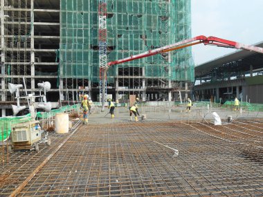 PERAK, MALAYSIA -14 Nisan 2016: Beton pompalama makinesi aynı anda büyük miktarlarda beton pompalayabiliyor. Zaman kazandırabilir ve beton işleri hızlandırabilir..