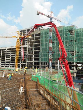 PERAK, MALAYSIA -14 Nisan 2016: Beton pompalama makinesi aynı anda büyük miktarlarda beton pompalayabiliyor. Zaman kazandırabilir ve beton işleri hızlandırabilir..