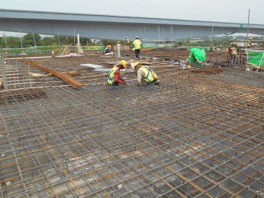 SEPANG, MALAYSIA -14 Nisan 2016: Sepang, Selangor, Malezya 'daki inşaat sahasında kereste biçimindeki döşeme takviye barı