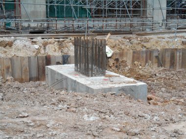 SELANGOR, MALAYSIA -14 Nisan 2016: Selangor Malezya 'daki inşaat alanında beton yığını kapağı beton kaplamıştır. Yığın kapağı bina temelinin bir parçasıdır.. 