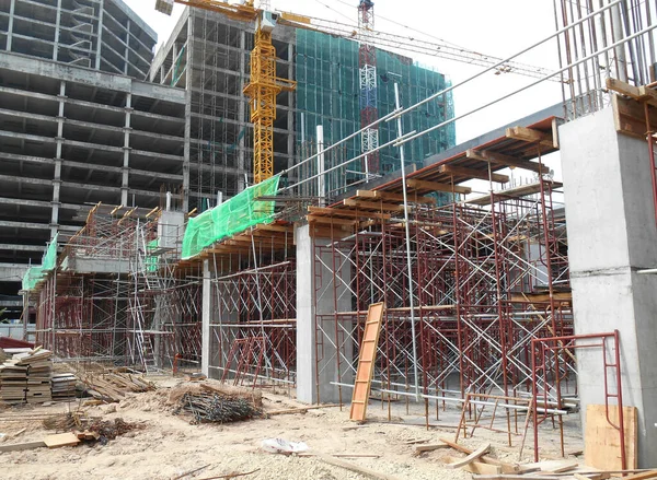Selangor Malaysia エイプリル社2015年13日 プラットフォームをサポートするために使用される一時的な構造物として足場化し 建設現場で構造物の作業を形成します 労働者の歩行プラットフォームとして使用 — ストック写真