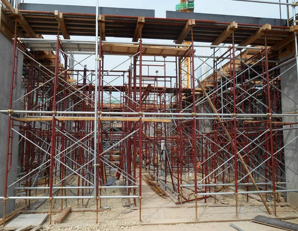 Selangor Malaysia エイプリル社2015年13日 プラットフォームをサポートするために使用される一時的な構造物として足場化し 建設現場で構造物の作業を形成します 労働者の歩行プラットフォームとして使用 — ストック写真