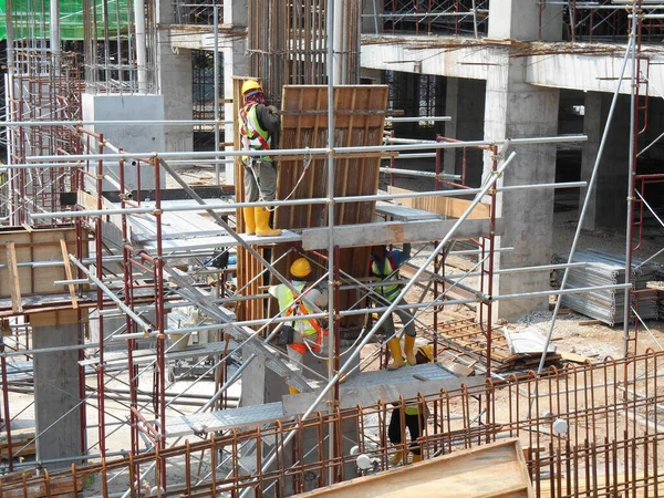 マレーシア パーク エイプリル社2016年10月 マレーシア パークの建設現場で主に合板を使用して木材加工を行う建設労働者 — ストック写真