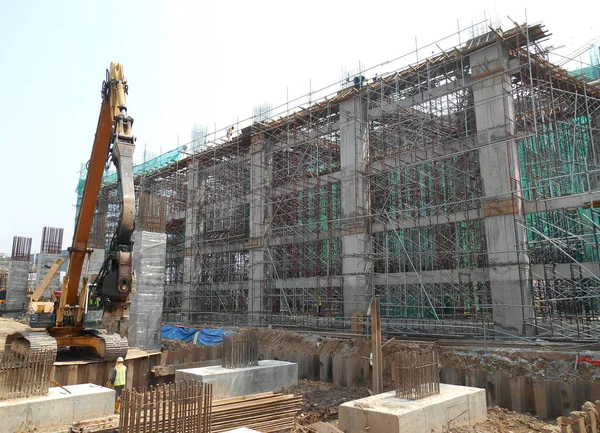 マレーシア セランゴール2015年3月25日 建設現場におけるシート杭打設機 機械は振動した油圧アームを使用してシートパイルを地球に運転しました 労働者の支配 — ストック写真