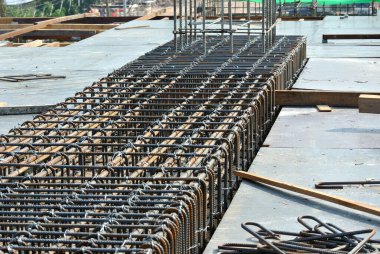 SELANGOR, MALAYSIA - 10 Mart 2016: İnşaat alanında deforme olmuş çelik çubuklar veya çelik takviye çubuğu. Betonu güçlendirmek için kullanılan beton sistemin bir parçası..  