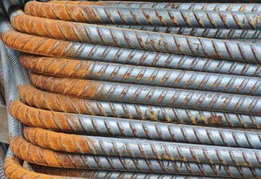 SELANGOR, MALAYSIA - 10 Mart 2016: İnşaat alanında deforme olmuş çelik çubuklar veya çelik takviye çubuğu. Betonu güçlendirmek için kullanılan beton sistemin bir parçası..  