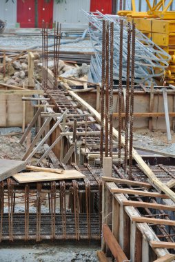 SELANGOR, MALAYSIA - 10 Mart 2016: İnşaat alanında deforme olmuş çelik çubuklar veya çelik takviye çubuğu. Betonu güçlendirmek için kullanılan beton sistemin bir parçası..  