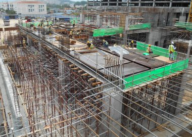 Johor, Malezya-10 Mart 2016: inşaat işçileri Johor, Malezya inşaat sahasında gündüz çalışma grubu.  