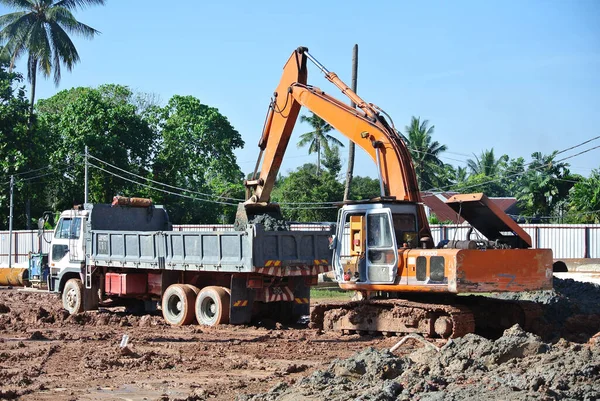 Johor Malaysia April 2016 Excavator Machine Transferred Excavated Soil Lorry — Stock Photo, Image