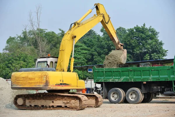 Johor Malasia Abril 2016 Máquina Excavadora Transfirió Suelo Excavado Camión — Foto de Stock