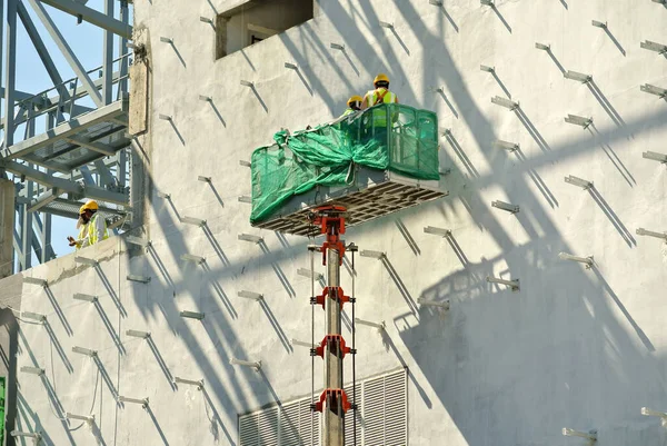 Johor Malaisie Janvier 2016 Travailleurs Construction Debout Dans Panier Ascenseur — Photo