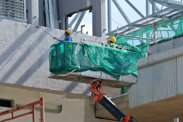 Johor Malaysia January 2016 Construction Workers Standing Sky Lift Basket — Stock Photo, Image