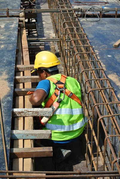 Malacca Malaysia October 2015 马来西亚马六甲建筑工地的建筑工人制造钢筋 钢筋是用那根小小的电缆绑在一起的 — 图库照片