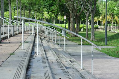 PUTRAJAYA, MALAYSIA - NOVEMBER 01, 2015: Malezya 'daki halk parkında bulunan merdiven ve basamaklar