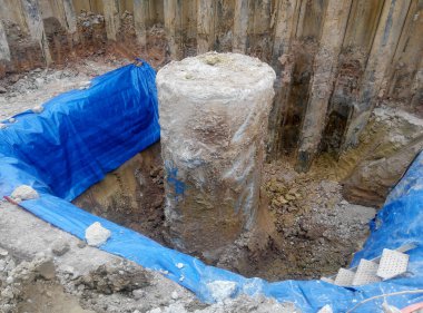 JOHOR, MALAYSIA - 28 Mart 2015: Kazıldı ve inşaat alanında düzlemde delik açmak için hazır. İnşaat işçileri yığını gerekli seviyeye indirecek. 