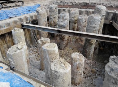 JOHOR, MALAYSIA - 28 Mart 2015: Kazıldı ve inşaat alanında düzlemde delik açmak için hazır. İnşaat işçileri yığını gerekli seviyeye indirecek. 