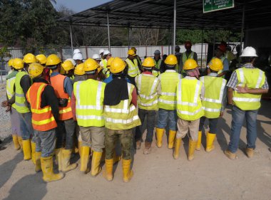 Selangor, Malezya-13 Şubat 2015: Grup inşaat işçileri araya inşaat alanında açık alanda,. 