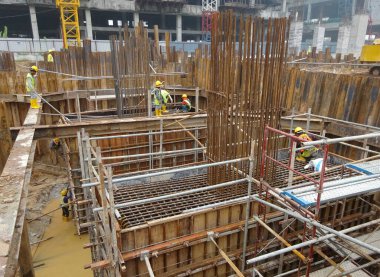 SELANGOR, MALAYSIA - SEPTEMBER 03, 2015: Selangor, Malezya 'daki inşaat alanında takviye barla birlikte üst üste yığılma formu. İşçiler tarafından üretilmiş. 