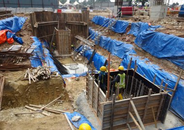 SELANGOR, MALAYSIA - SEPTEMBER 03, 2015: Selangor, Malezya 'daki inşaat alanında takviye barla birlikte üst üste yığılma formu. İşçiler tarafından üretilmiş. 