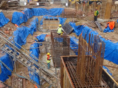 SELANGOR, MALAYSIA - SEPTEMBER 03, 2015: Selangor, Malezya 'daki inşaat alanında takviye barla birlikte üst üste yığılma formu. İşçiler tarafından üretilmiş. 