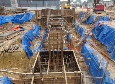 SELANGOR, MALAYSIA - SEPTEMBER 03, 2015: Selangor, Malezya 'daki inşaat alanında takviye barla birlikte üst üste yığılma formu. İşçiler tarafından üretilmiş. 