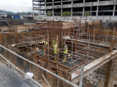 SELANGOR, MALAYSIA - SEPTEMBER 03, 2015: Selangor, Malezya 'daki inşaat alanında takviye barla birlikte üst üste yığılma formu. İşçiler tarafından üretilmiş. 