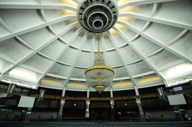 PENANG, MALAYSIA -16 Nisan 2014: Penang Devlet Camii veya Mescid Negeri Pulau Pinang 'ın İçi. George Town, Penang, Malezya 'da bulunan bir camiydi..