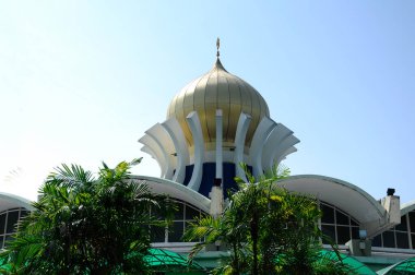 PENANG, MALAYSIA -16 Nisan 2014: Penang Devlet Camii veya Mescid Negeri Pulau Pinang 'ın ana kubbesi. George Town, Penang, Malezya 'da bulunan bir camiydi..