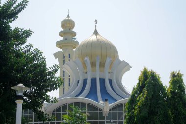 PENANG, MALAYSIA -16 Nisan 2014: Penang Devlet Camii veya Mescid Negeri Pulau Pinang 'ın ana kubbesi. George Town, Penang, Malezya 'da bulunan bir camiydi..