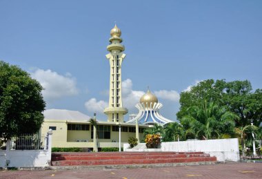 PenANG, Malezya -16 Nisan 2014: Penang Devlet Camii veya Penang Camii, Malezya 'nın başkenti Penang' da yer alan bir camidir. Cami inşaatı 1980 yılında tamamlandı.. 