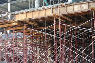 KEDAH, MALAYSIA -AUGust 05, 2016: İnşaat alanındaki platform, biçimlendirme ve yapıyı desteklemek için geçici yapı olarak kullanılan yapı. Ayrıca işçiler için yürüme platformu olarak kullanılıyor.. 