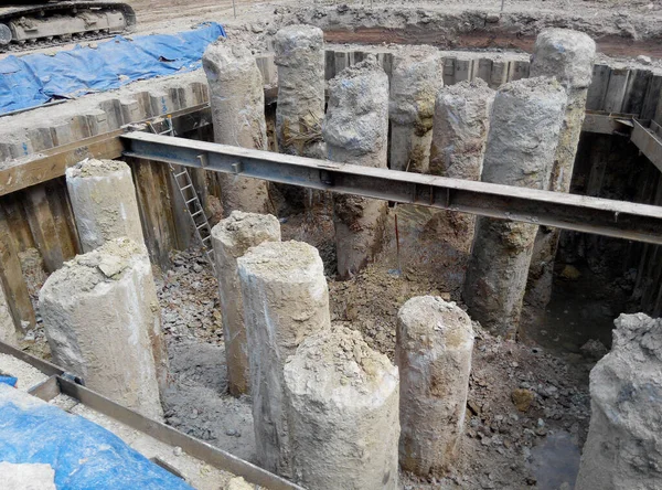 JOHOR, MALAYSIA - 28 Mart 2015: Kazıldı ve inşaat alanında düzlemde delik açmak için hazır. İnşaat işçileri yığını gerekli seviyeye indirecek. 