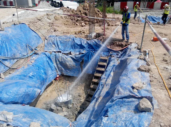 Johor Malaysia Czerwiec 2015 Robotnicy Budowlani Spryskują Grunt Chemiczną Obróbką — Zdjęcie stockowe