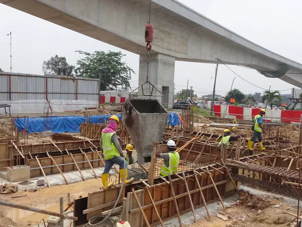 Selangor Malaysia August 2014年8月18日 马来西亚色兰哥市建筑工地的一名建筑工人 混凝土是通过流动起重机用篮子吊起的 — 图库照片