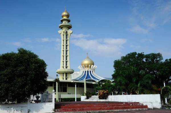 2014年4月16日 槟城州立清真寺 Penang State Mosque或Penang Mosque 是一座位于马来西亚槟城乔治城的州立清真寺 清真寺的建造于1980年完成 — 图库照片