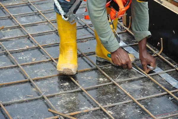 Malacca Malaysia March 2016 Construction Workers Fabricating Steel Reinforcement Bar — Stock Photo, Image