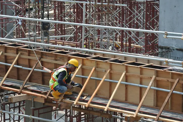 マレーシア マラッカ市2016年3月25日 マレーシア マラッカ市の建設現場でビーム コラム木材加工 補強棒を製造する建設労働者 — ストック写真