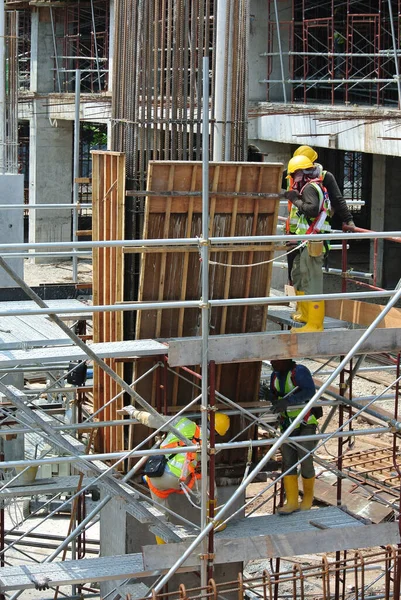 マレーシア マラッカ市2016年3月25日 マレーシア マラッカ市の建設現場でビーム コラム木材加工 補強棒を製造する建設労働者 — ストック写真