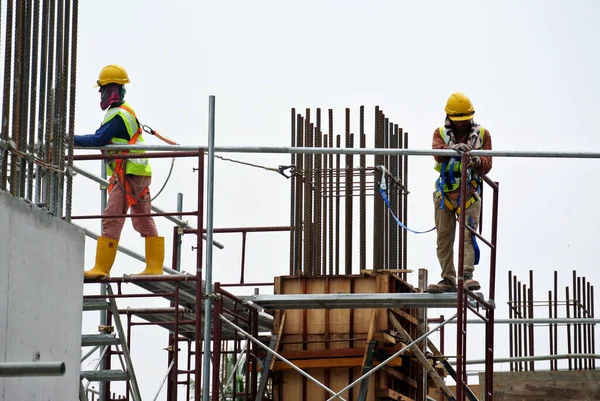 Selangor Malaisie Avril 2016 Travailleurs Construction Portant Harnais Sécurité Installant — Photo