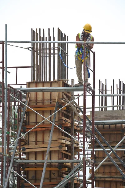 Selangor Malasia Abril 2016 Trabajadores Construcción Que Usan Arneses Seguridad — Foto de Stock