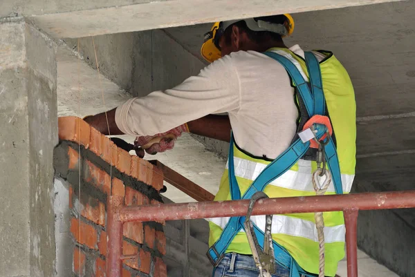 Johor Malasia Abril 2016 Albañil Instalar Ladrillos Arcilla Para Construcción — Foto de Stock