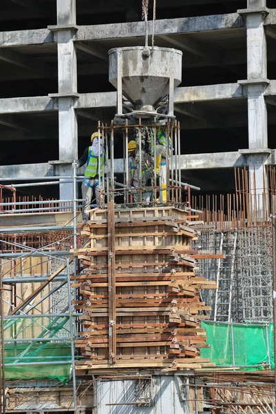 Johor Malásia Março 2016 Grupo Trabalhadores Construção Civil Derramando Concreto — Fotografia de Stock